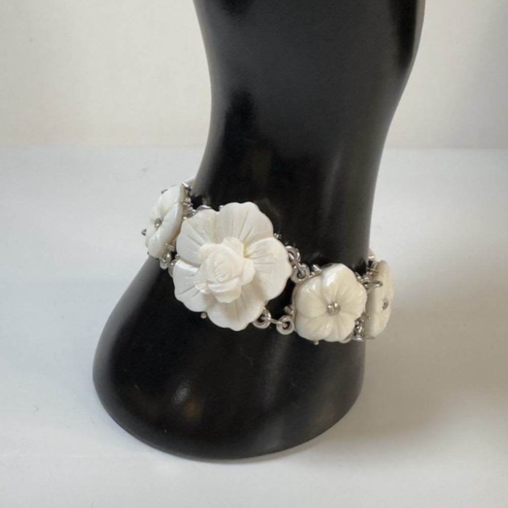Vintage Floral Link Bracelet‎ White Carved Plastic Flowers Silver Tone 7.5"